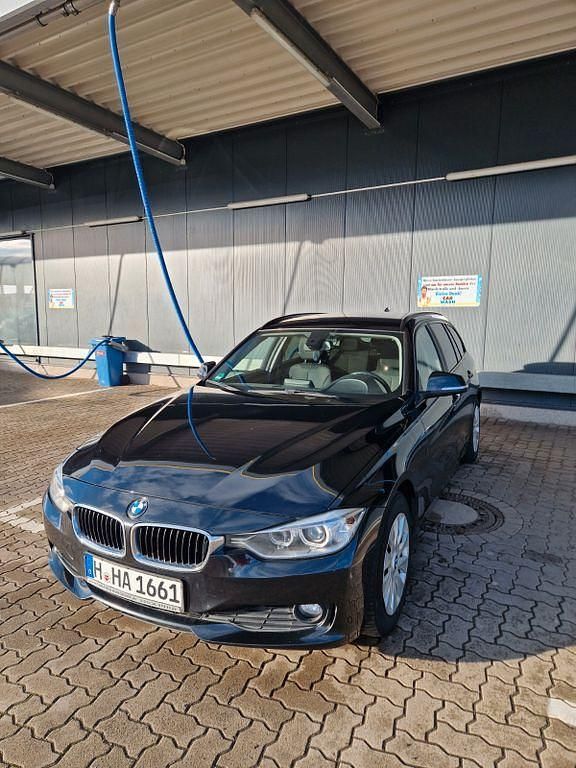 Schwarz Gebraucht 2013 BMW 318 Kombi | 6.500 € (Fairer Preis) - Bild 1/4