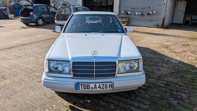 Gebraucht Mercedes 230 132 PS (97 kW) 1991 Weiß Coupé