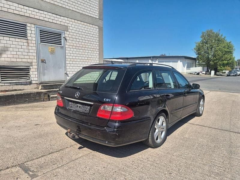 Second-hand Mercedes E220 170 CP (125 kW) 2007 Negru Break