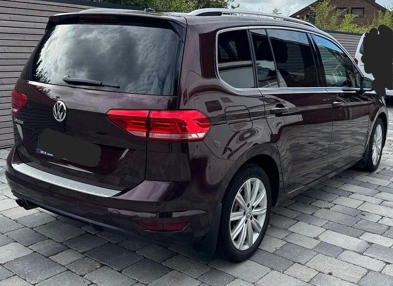 Rot Gebraucht 2018 VW Touran Highline Van / Kleinbus | 15.999 € (Superpreis) - Bild 1/2