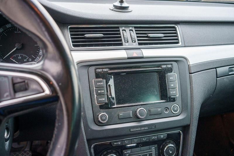 Gebraucht Skoda Superb Ambition 140 PS (102 kW) 2014 Schwarz Kombi