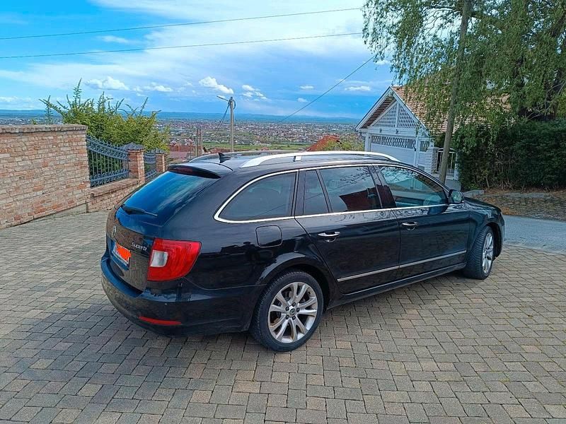 Schwarz Gebraucht 2011 Skoda Superb Kombi | 6.589 € (Fairer Preis) - Bild 1/4
