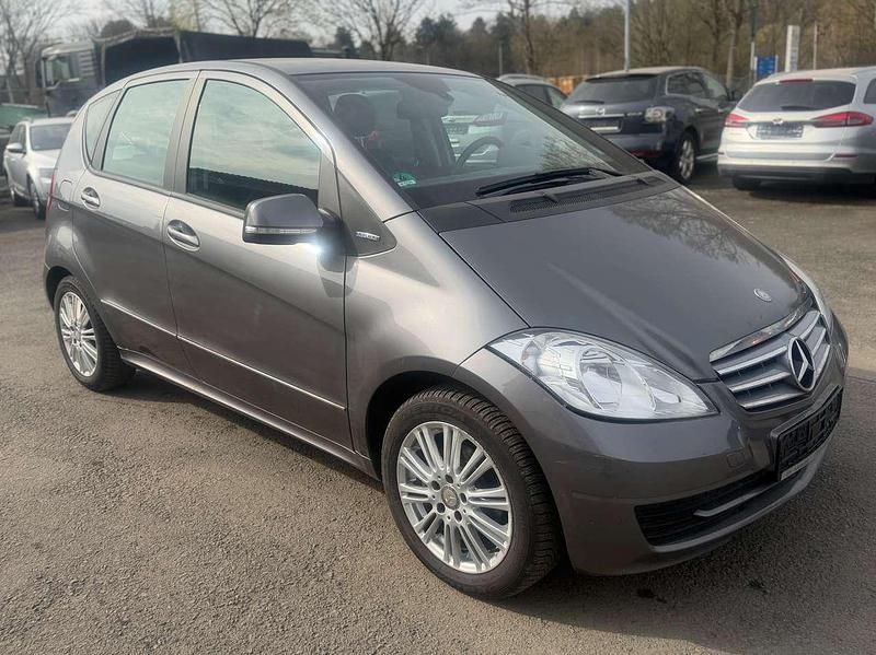 Gebraucht Mercedes A180 116 PS (85 kW) 2011 Mountaingrau  met. Kleinwagen