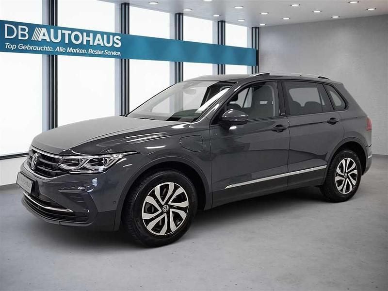 Grau Gebraucht 2023 VW Tiguan Active SUV | 28.850 € (Guter Preis) - Bild 1/4