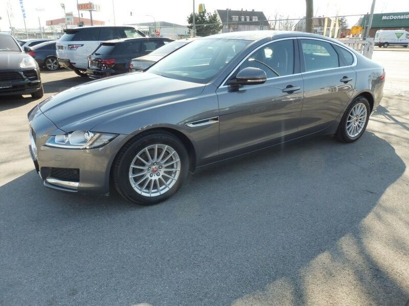 Gebraucht Jaguar XF Prestige 180 PS (132 kW) 2018 Corris grey Limousine