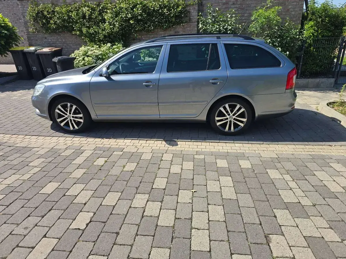 Gebraucht Skoda Octavia Ambition 105 PS (77 kW) 2012 Grau Kombi