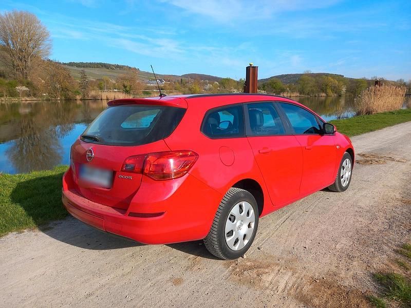 Gebraucht Opel Astra 131 PS (96 kW) 2012 Rot Kombi