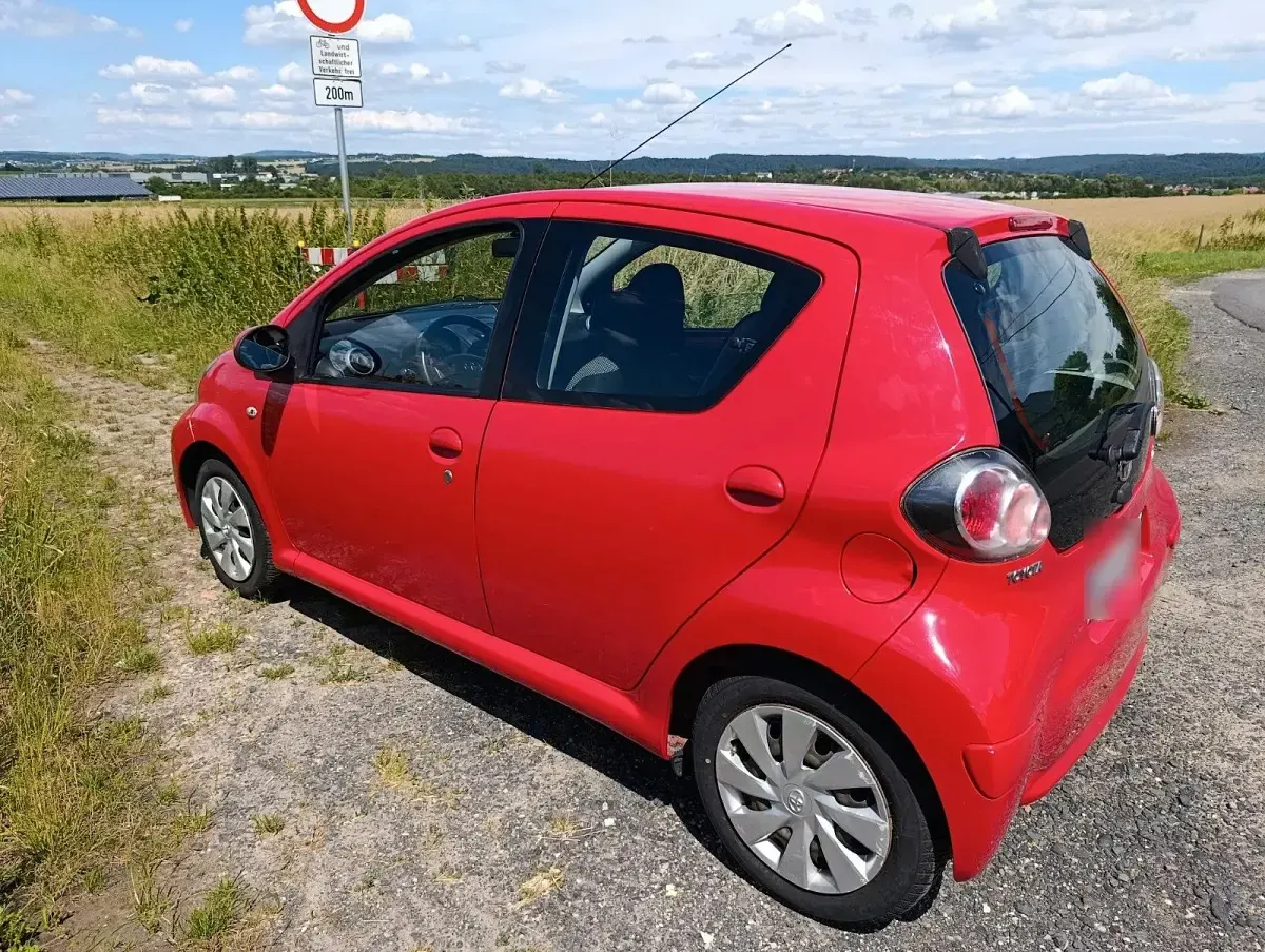 Gebraucht Toyota Aygo Cool 68 PS (50 kW) 2013 Rot Kleinwagen