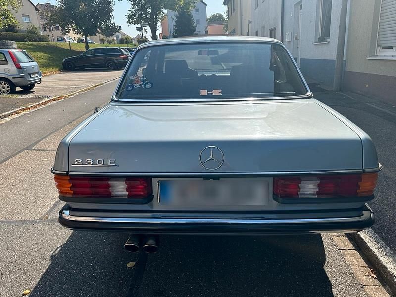 Gebraucht Mercedes E230 136 PS (100 kW) 1981 Silber Limousine