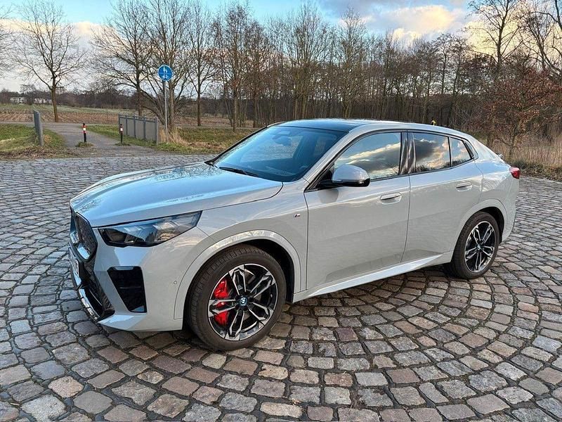 Grau Gebraucht 2024 BMW iX2 M Sport SUV | 47.900 € (Guter Preis) - Bild 1/4