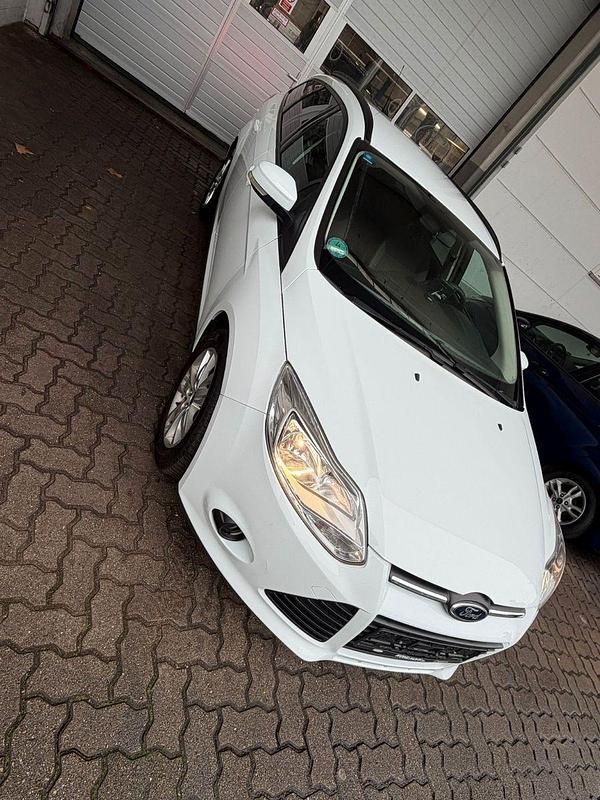 Gebraucht Ford Focus Trend 101 PS (74 kW) 2013 Weiß Kombi