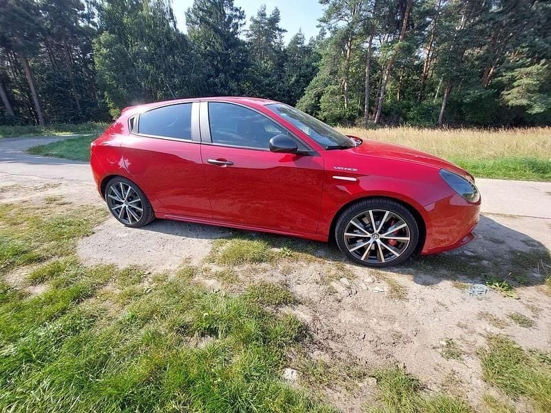Rot Gebraucht 2017 Alfa Romeo Giulietta Veloce Kleinwagen | 19.800 € (Fairer Preis) - Bild 1/4