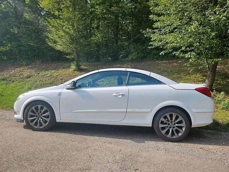 Weiß Gebraucht 2010 Opel Astra Cabriolet Edition Cabrio | 4.650 € (Etwas zu teuer) - Bild 1/4