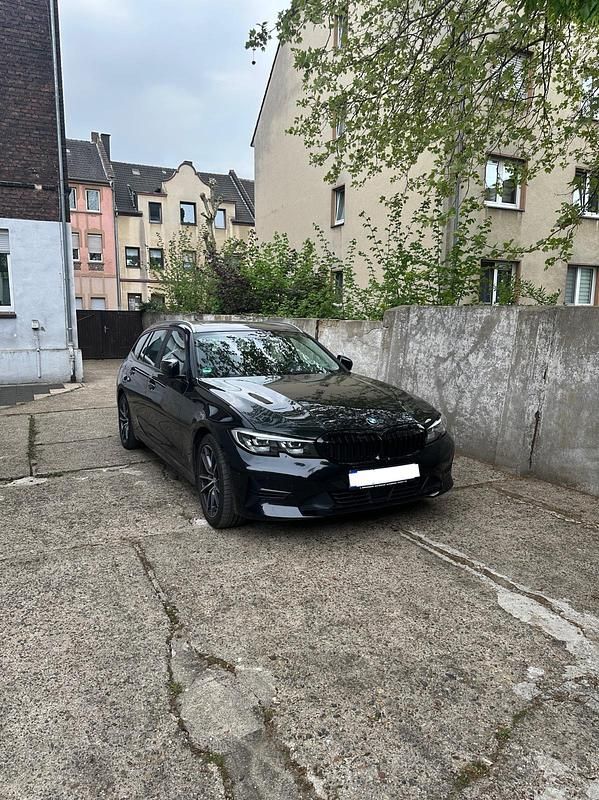 Schwarz Gebraucht 2020 BMW 320 Kombi | 21.200 € (Fairer Preis) - Bild 1/4