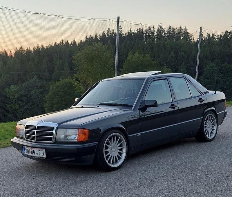 Schwarz Gebraucht 1992 Mercedes 190 Limousine | 12.200 € - Bild 1/4