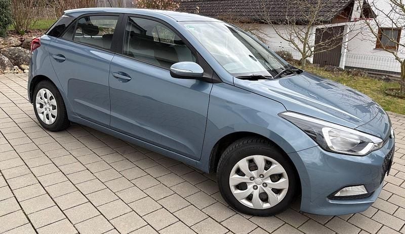 Gebraucht Hyundai i20 75 PS (55 kW) 2015 Blau Kleinwagen