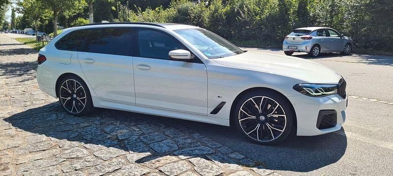 Weiß Gebraucht 2022 BMW 520 Sport Line Kombi | 43.800 € (Teuer) - Bild 1/4