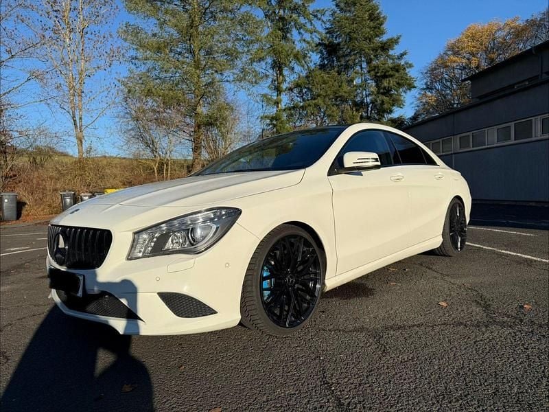 Weiß Gebraucht 2013 Mercedes CLA250 Limousine | 15.990 € (Fairer Preis) - Bild 1/4