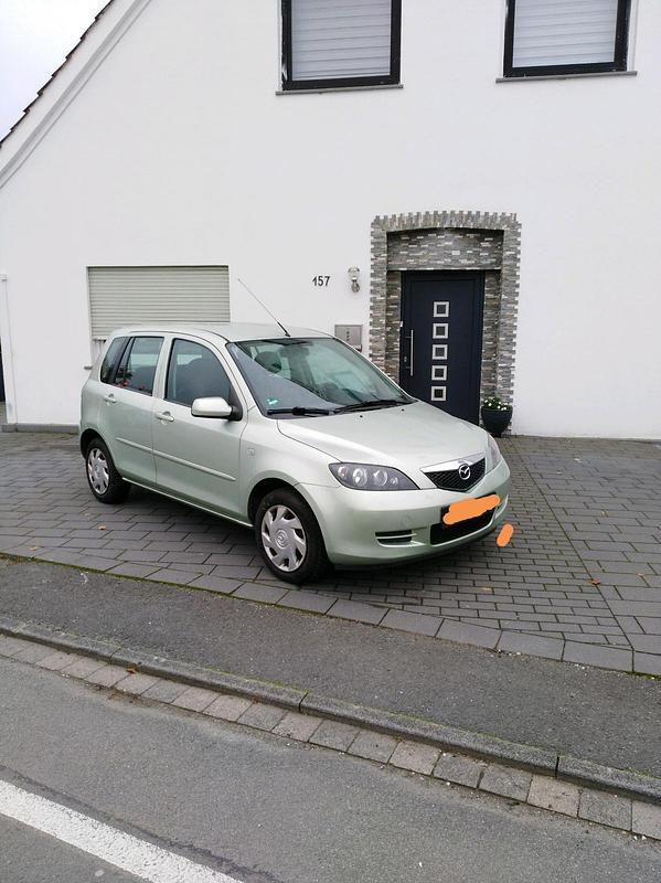 Grün Gebraucht 2005 Mazda 2 Limousine | 2.250 € (Fairer Preis) - Bild 1/4