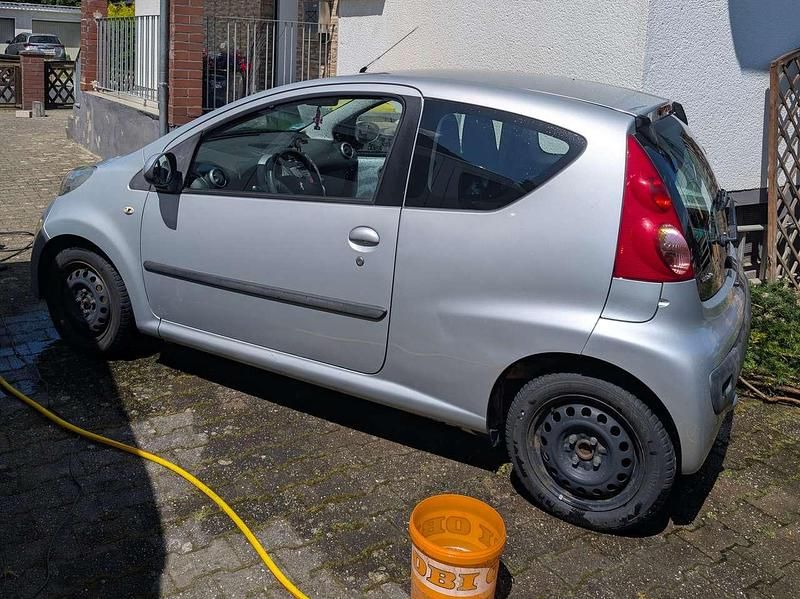 Silber Gebraucht 2007 Peugeot 107 Filou Kleinwagen | 1.900 € (Etwas zu teuer) - Bild 1/4