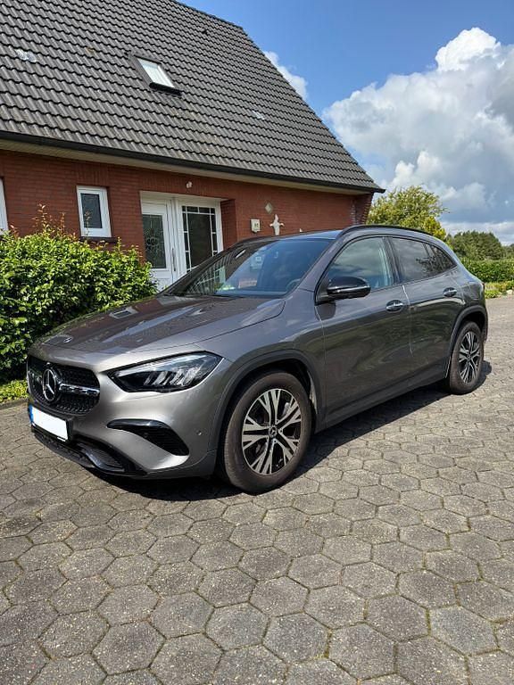 Grau Gebraucht 2024 Mercedes GLA180 Progressive SUV | 38.400 € (Etwas zu teuer) - Bild 1/4