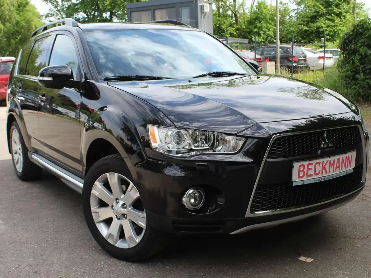Używany Mitsubishi Outlander Invite 156 KM (114 kW) 2012 Czarny SUV