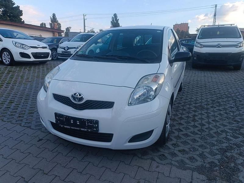 Weiß Gebraucht 2010 Toyota Yaris Cool Kleinwagen | 3.900 € (Fairer Preis) - Bild 1/4