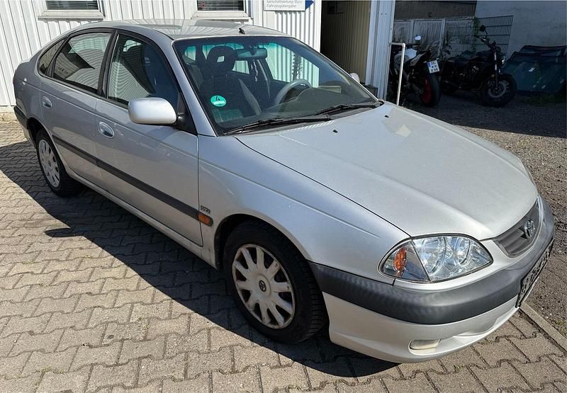 Silber Gebraucht 2002 Toyota Avensis Limousine | 2.450 € (Fairer Preis) - Bild 1/4
