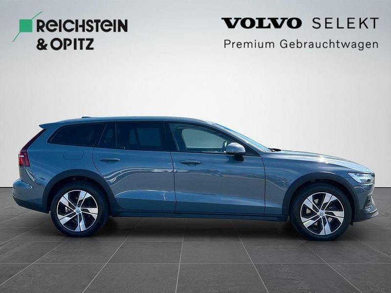 Gebraucht Volvo V60 CC Plus 197 PS (144 kW) 2023 Thunder grey Kombi