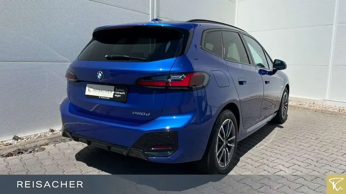 Gebraucht BMW 220 M Sport 163 PS (119 kW) 2025 M portimao blau metallic Van / Kleinbus
