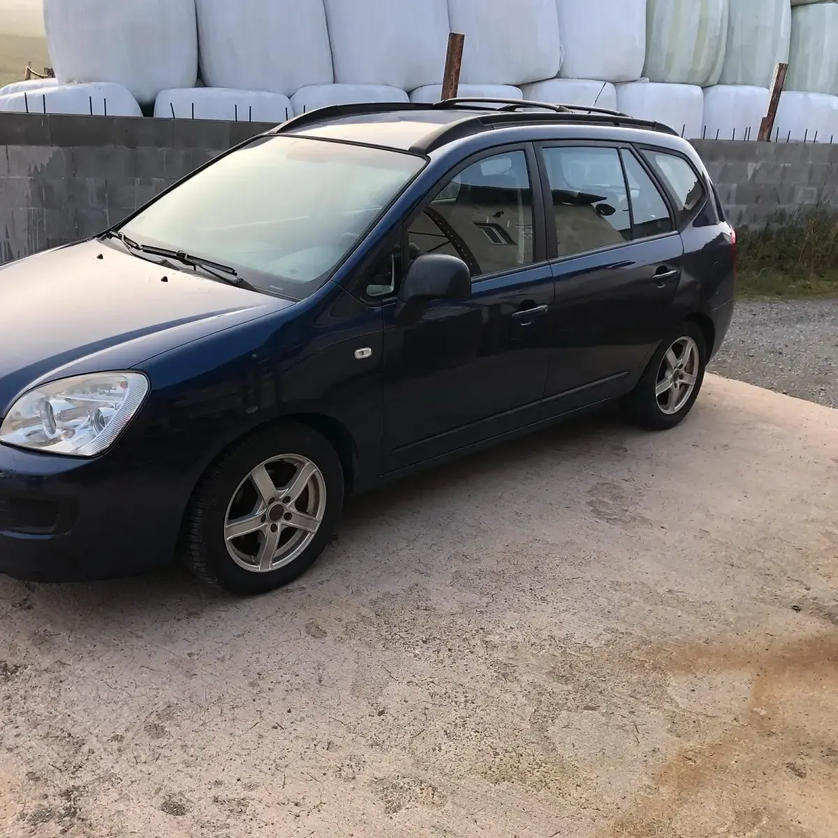 Gebraucht Kia Carens 140 PS (102 kW) 2009 Blau Van / Kleinbus