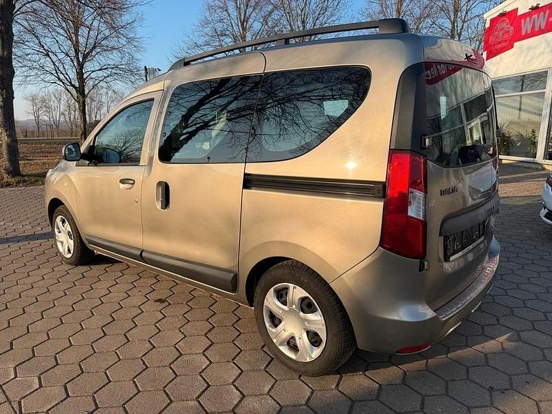 Gebraucht Dacia Dokker Lauréate 90 PS (66 kW) 2013 Gold Van / Kleinbus