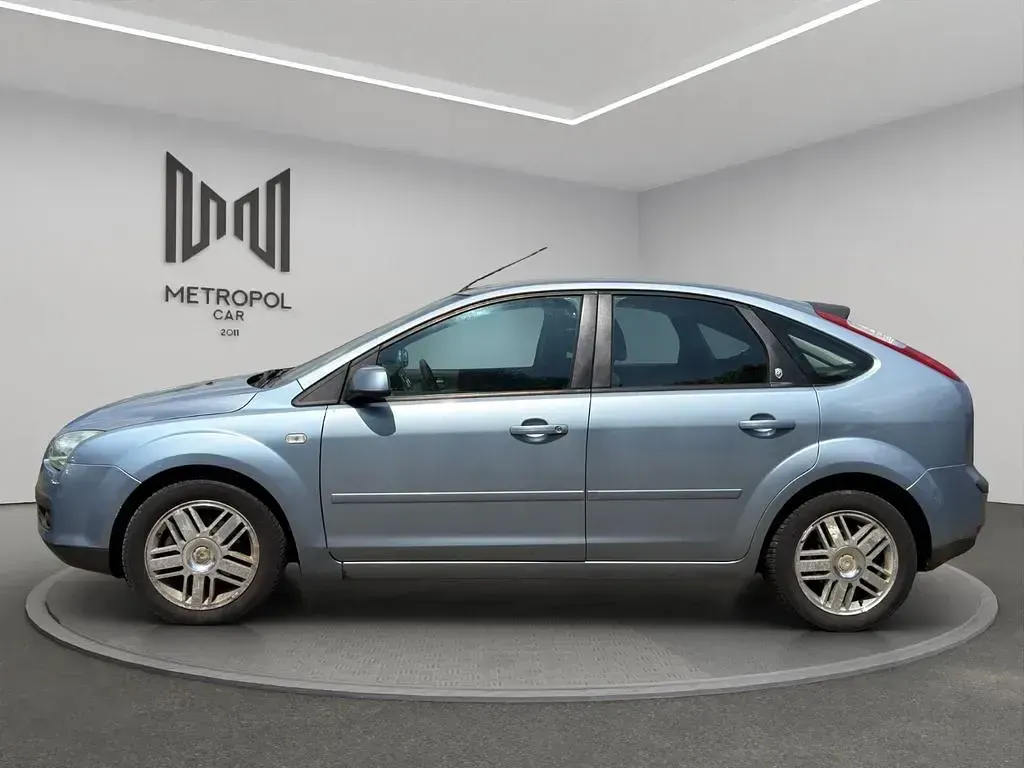 Usado Ford Focus Ghia 116 CV (85 kW) 2005 Azul Berlina
