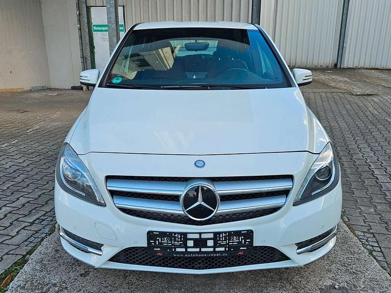 Gebraucht Mercedes B180 122 PS (89 kW) 2014 Calcitweiss  unilack Kleinwagen