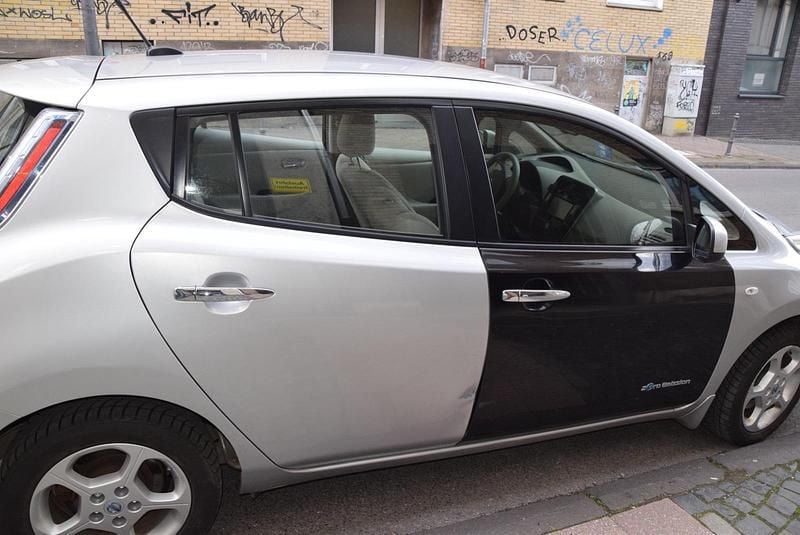 Gebraucht Nissan Leaf 58 kW (80 PS) 2011 Silber Kleinwagen