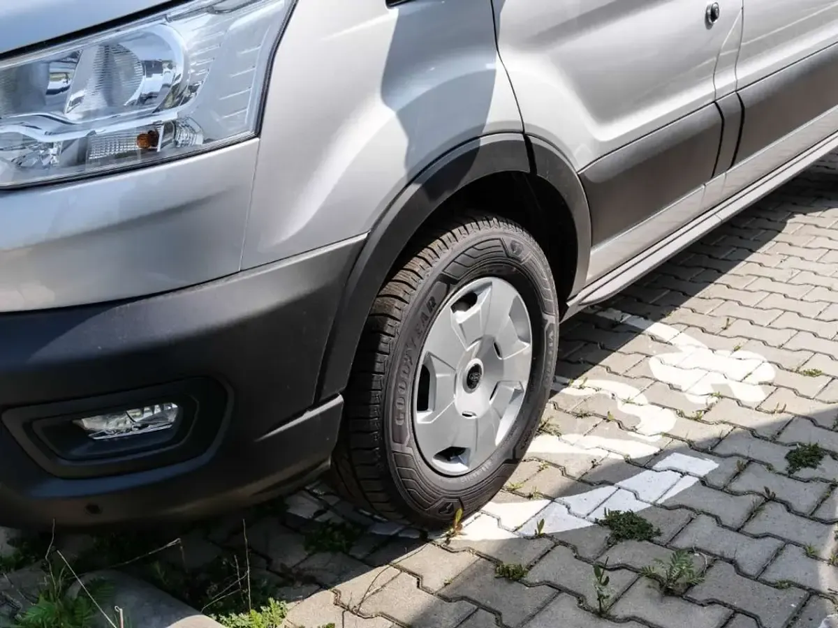 Neu Ford Transit Trend 150 PS (110 kW) 2026 Moondust silver metallic Kombi