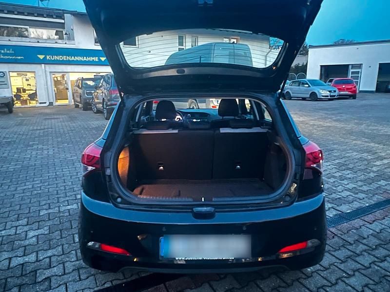 Schwarz Gebraucht 2016 Hyundai i20 Kleinwagen | 11.500 € (Etwas zu teuer) - Bild 1/4