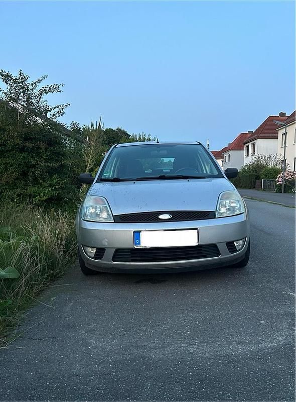Silber Gebraucht 2002 Ford Fiesta Kleinwagen | 1.350 € - Bild 1/4