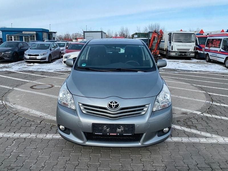 Gebraucht Toyota Verso Travel 147 PS (108 kW) 2013 Grau Van / Kleinbus