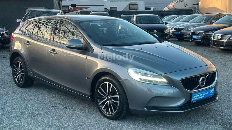 Gebraucht Volvo V40 Momentum 122 PS (89 kW) 2018 Grau Limousine