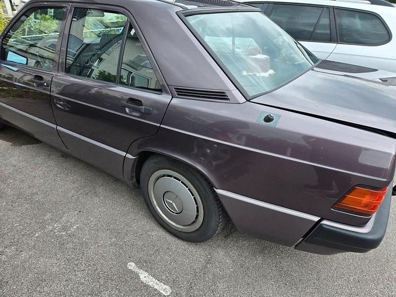 Violet Gebraucht 1991 Mercedes 190 Limousine | 2.300 € - Bild 1/4