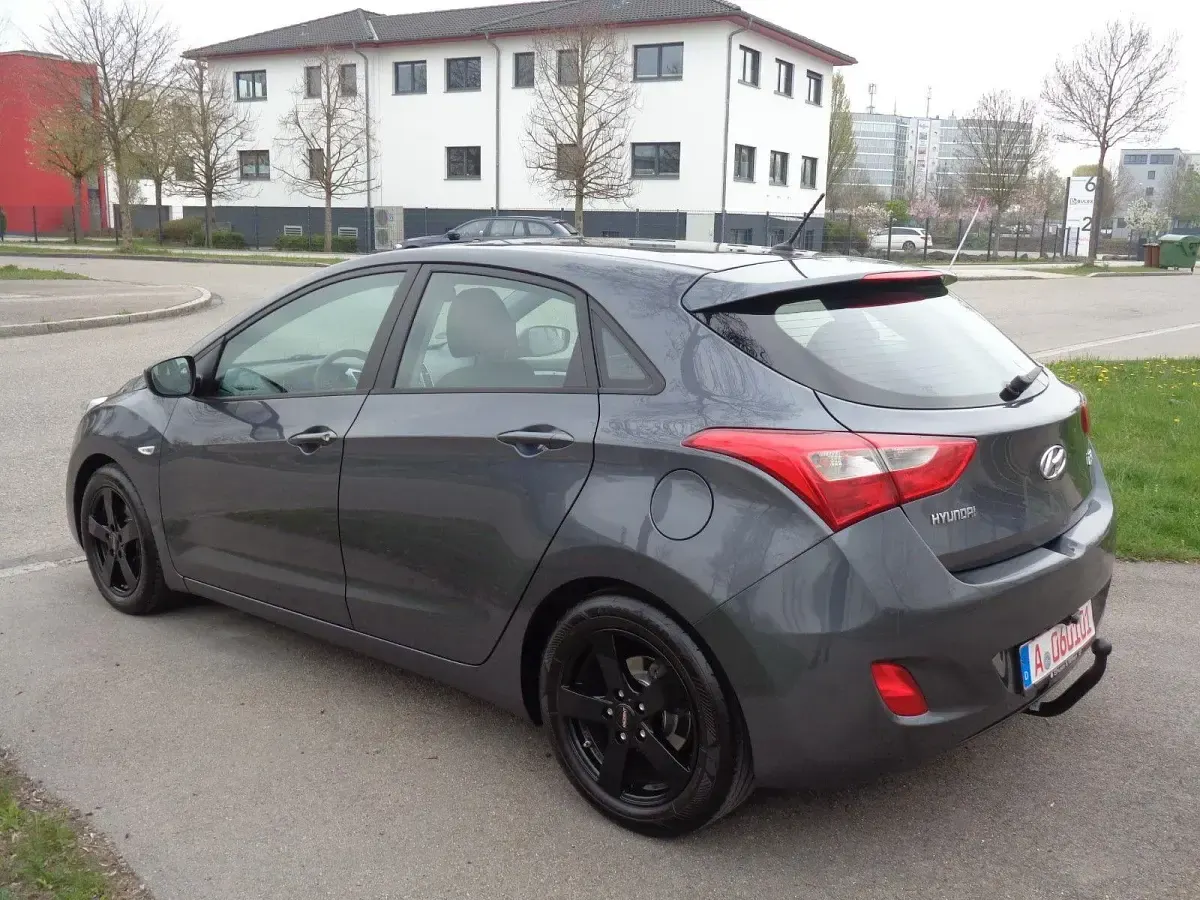 Gebraucht Hyundai i30 110 PS (80 kW) 2016 Grau Limousine