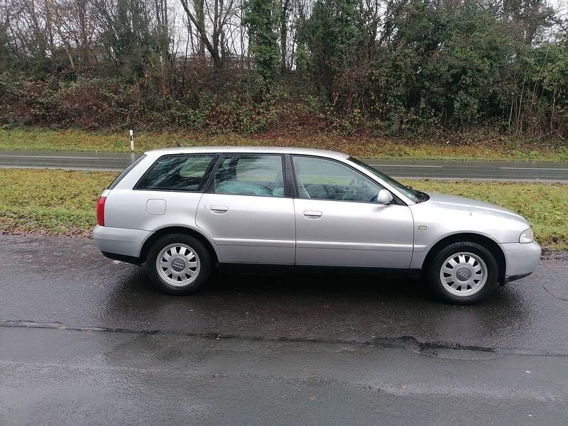 Gebraucht Audi A4 Ambiente 102 PS (75 kW) 2000 Silber Kombi