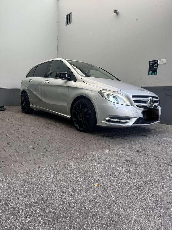 Grau Gebraucht 2013 Mercedes B200 Van / Kleinbus | 12.499 € (Fairer Preis) - Bild 1/4