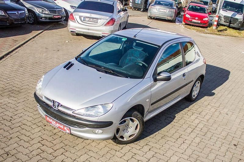 Gebraucht Peugeot 206 Style 75 PS (55 kW) 1999 Silber Kleinwagen