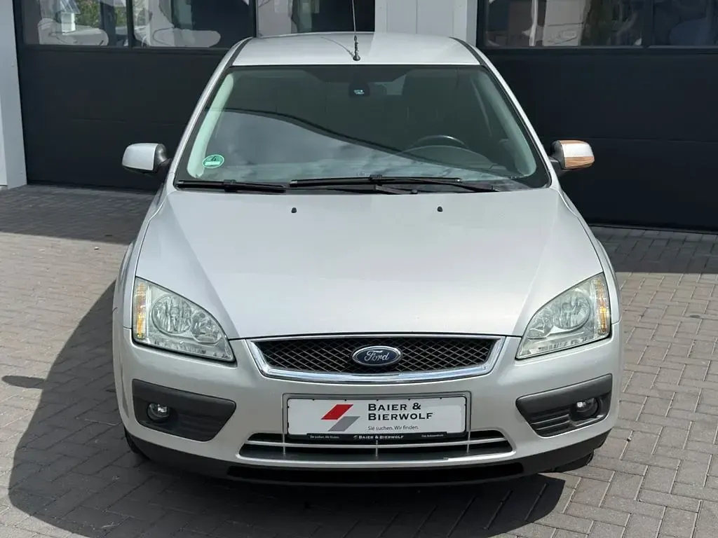Gebraucht Ford Focus Ghia 101 PS (74 kW) 2005 Polarsilber metallic Kombi