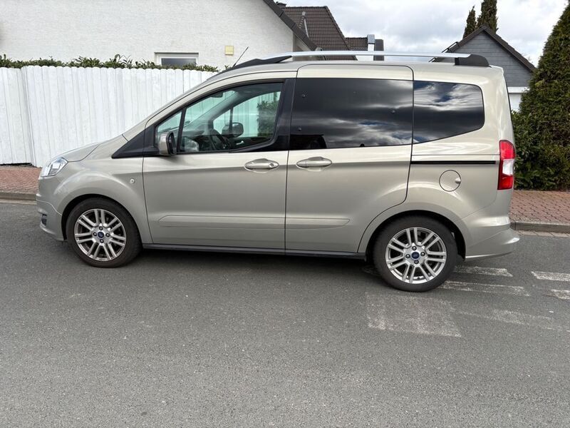Grau Gebraucht 2018 Ford Tourneo Courier Titanium Van / Kleinbus | 7.700 € (Superpreis) - Bild 1/4