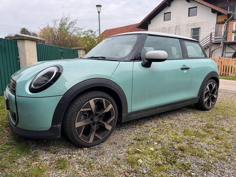 Grün Gebraucht 2024 Mini Cooper Classic Kleinwagen | 22.500 € (Superpreis) - Bild 1/4