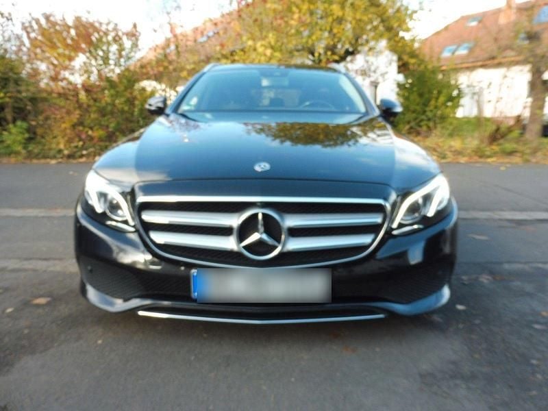 Schwarz Gebraucht 2018 Mercedes E220 Kombi | 23.500 € (Guter Preis) - Bild 1/4