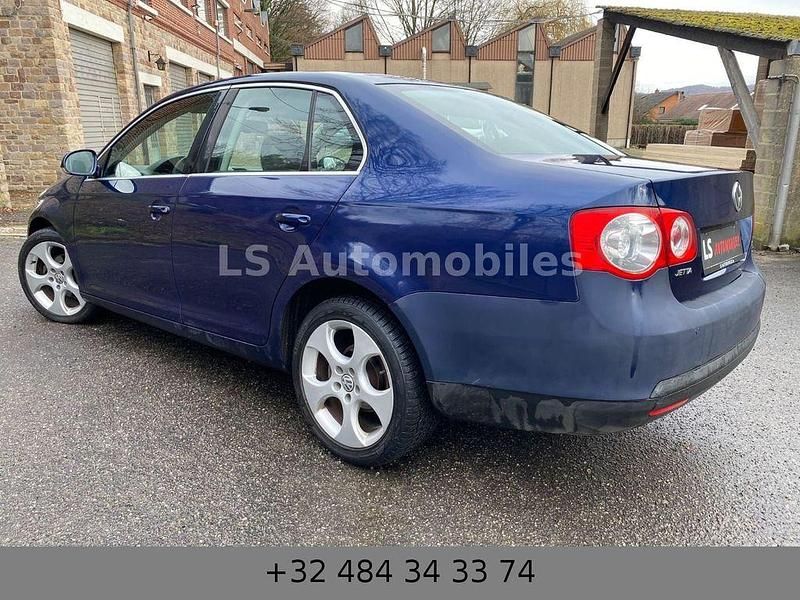 Gebraucht VW Jetta 105 PS (77 kW) 2006 Blau Limousine